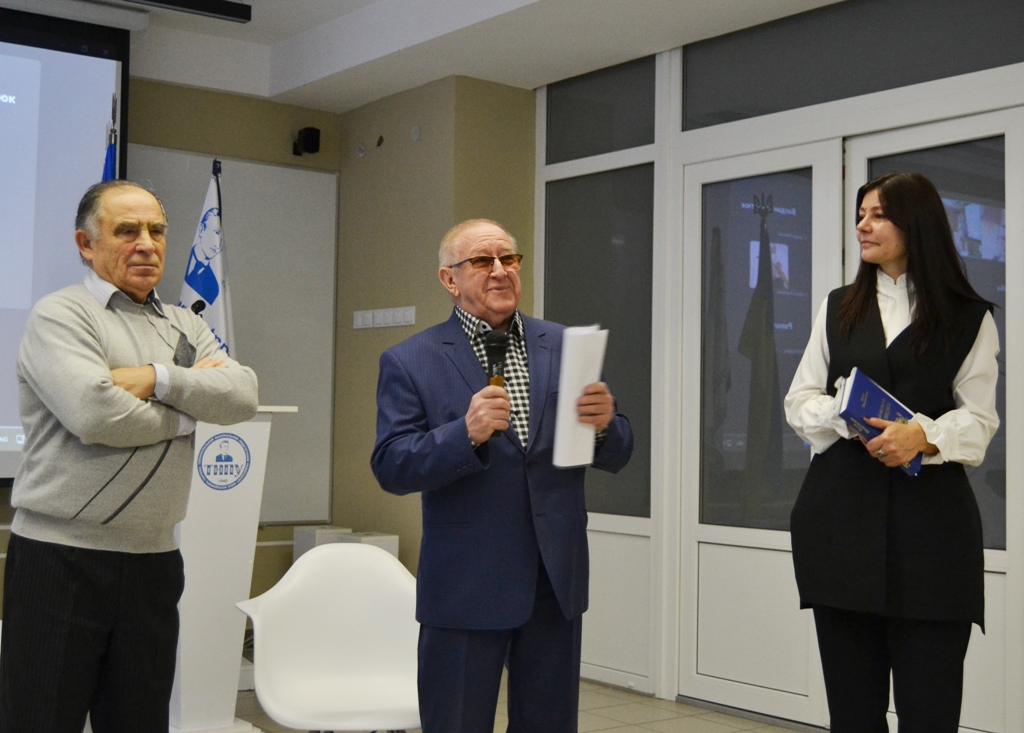 В.о. ректора ТНПУ проф. В.Кравець відкриває конференцію